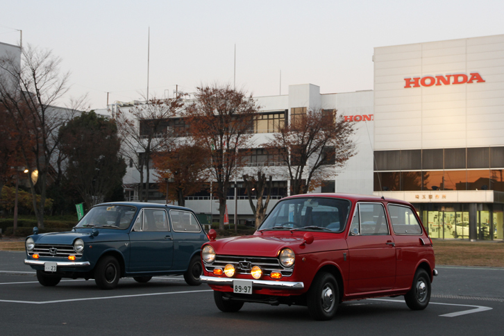 参加者を見送り、最後まで残ったホンダN360エンジョイクラブ会員の2台のNI。右側の「N360S」の、ポジションランプ（スモールライト）内蔵の欧州仕様用ヘッドライトが、いい感じにともっていた。