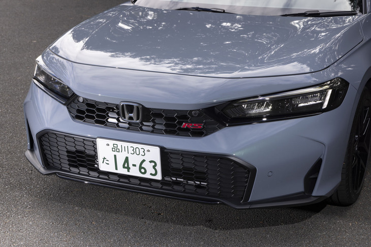 マイナーチェンジでグリルの形状が変わった。「RS」はそのうえでロアグリルとヘッドライトガーニッシュをブラック仕上げとしている。