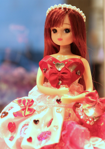 文化服装学院の新進クリエイターによるコンペ入選作のドレスをまとったリカちゃん。7作品が展示された。