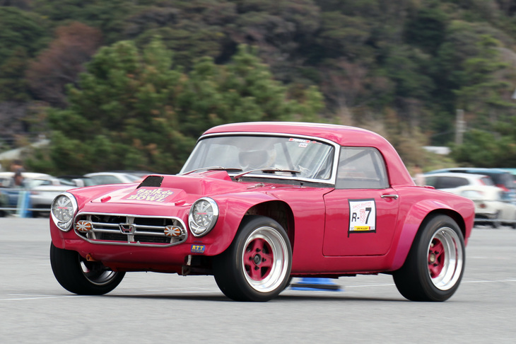 Rクラスに出走した「ホンダS800ロータリー」。その名のとおりホンダS800の車体に13Bロータリーエンジンを積んだオバケである。