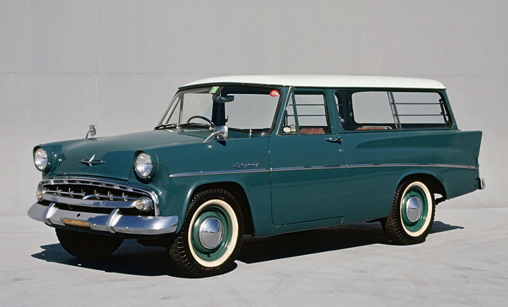 1960年「プリンス・スカイウェイ ライトバン」。テールフィンの生えた1950年代の米車を忠実に縮小したようなスタイリングを持つ。2ドア＋テールゲートで、後に初代「スズキ・ワゴンR」のような左側のみ前後ドアを持つ変則3ドアを経て4ドアが追加された。