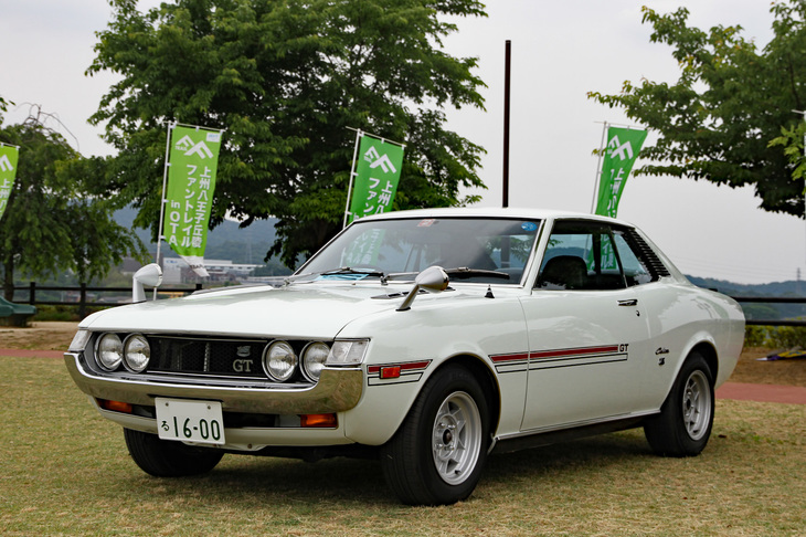 1972年「トヨタ・セリカ1600GT」。赤一色のテールレンズから俗にワンテールと呼ばれる初代セリカの初期型。「ATS Aタイプ」のアルミホイールとタイヤを除き、オリジナルの内外装を保っている。