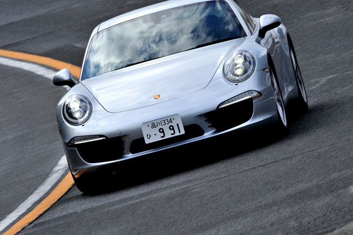 箱根のワインディングロードを行く「911カレラ」。