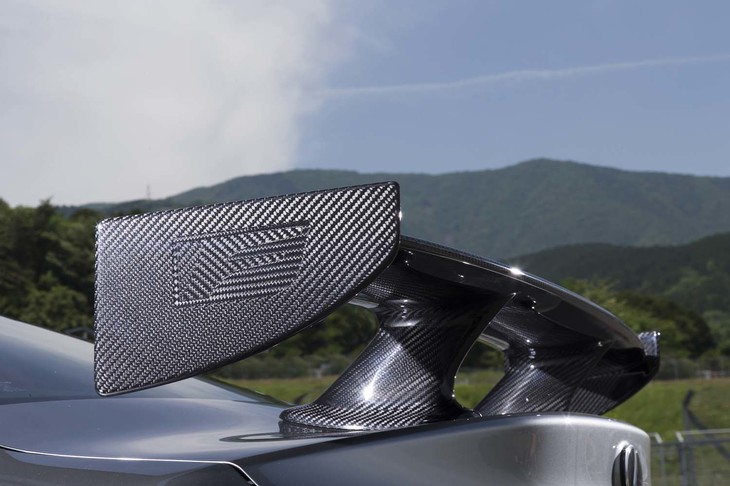 「RC F“パフォーマンスパッケージ”」のトランクリッドに装着される、大きな固定式リアウイング。他グレードの格納式ウイングに比べ、空気抵抗は2％低減される。
