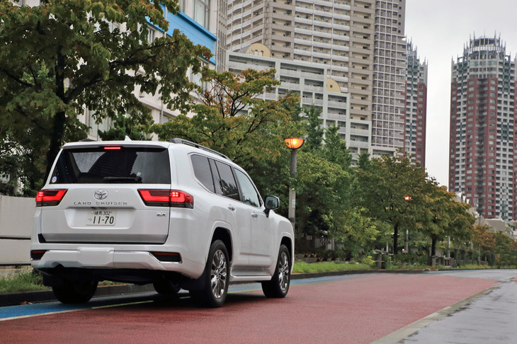 14年ぶりの全面刷新を受けて登場した300系「ランドクルーザー」。本領であるオフロードでなくとも、進化のほどは如実に感じられた。