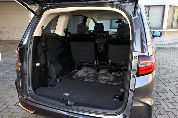 3列目シートを床下格納したラゲッジルームの様子。駆動用のバッテリーは助手席の下に搭載されるため、ラゲッジルームの仕様やシートアレンジなどは、ガソリン車とハイブリッド車で基本的に共通となっている。