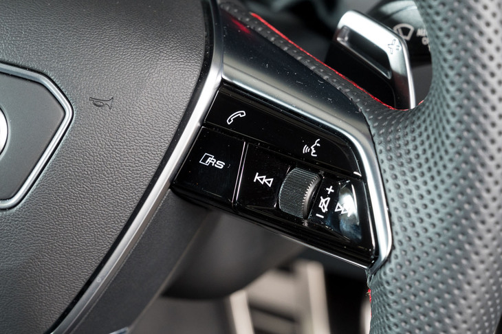 ステアリングホイールの右スポークに「RS」ボタンを装備。押し込むとあらかじめ設定した好みのドライブセッティング（2種）を呼び出せる。