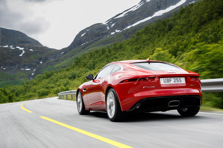 センター出しのマフラーが目を引くリアビュー。「R-DYNAMIC」には、切り替え機構付きのアクティブ・エグゾーストシステムが装備される。