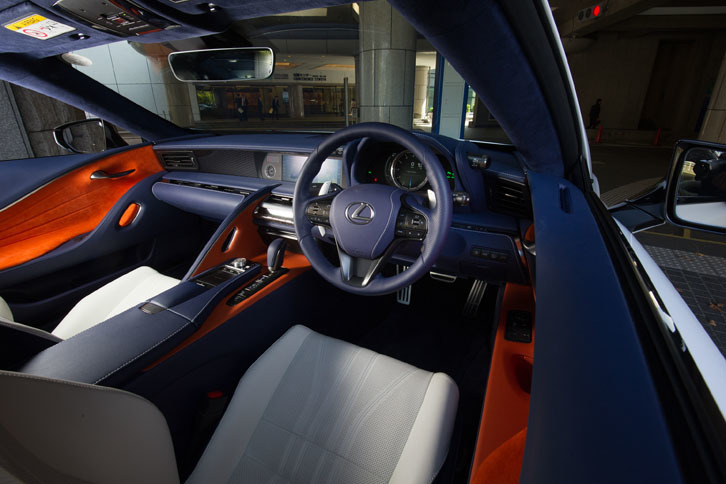 試乗した「LC500h“Lパッケージ”」の「ブリージーブルー」カラーのインテリア。大胆な配色ではあるが、ブルーとオレンジには比較的彩度を抑えた色合いの素材が用いられている。