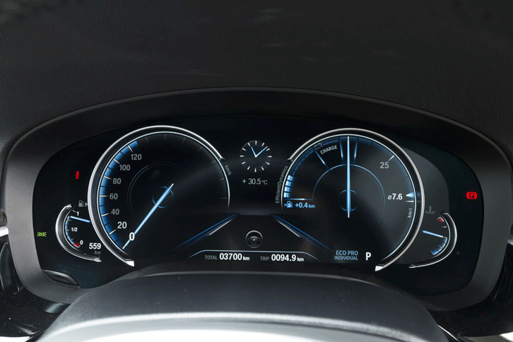 液晶表示のメーターパネル。走行モードに合わせて、計器のイメージやカラーが変化する。（写真をクリックすると表示バリエーションが見られます）