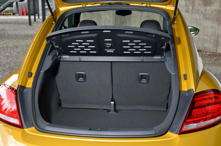 荷室の様子。50：50分割式の後席を倒すことで、積載容量を拡大できる。（写真をクリックすると荷室のアレンジが見られます）