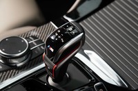 セレクターレバーの先端にはシフトスケジュールの特性を変えられる「ドライブロジック」の操作ボタンがレイアウトされる。最もハードなモードにすると、街乗りでも4000rpm以上まで引っ張るようになる。