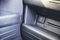 助手席の前方には、アクセサリーソケットやUSBソケットが備わる。