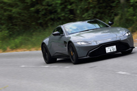 「ヴァンテージ」のドライブトレインには、クルマの挙動の安定化とコーナリング性能向上のため、電子制御式LSD（Eデフ）とトルクベクタリング機構が装備されている。