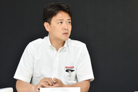 本田技術研究所 四輪R＆Dセンター CIVICパワートレイン開発責任者の松持祐司さん。2000年に入社以来、エンジン開発に従事。2004年モデル「NSX」、「S2000」向けのVTECシステム開発などに携わる。愛車は「フィット」。