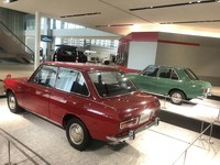 1966年に発売された「日産サニー1000」（B10型）のイメージカラーは、生産終了まで手前の「サンライズレッド」であった。