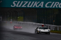 ノーズのデザインが改められ、フロントのダウンフォースとラジエーターの冷却性能が同時に強化された。