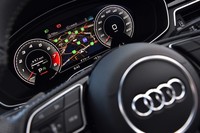 液晶表示のメーターパネルには、表示モードの切り替えによりカーナビのマップや車両情報を大きく映し出すことができる。