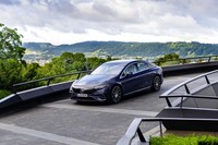 後輪が最大4.5度までステアするリアアクスルステアリング機構を標準装備。さらにオプションによって後輪操舵角を最大10度にまで拡大することもできる。