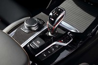 トランスミッションはMドライブロジック付きの8段AT。シフトノブに備わるボタンでシフトスピードを変えられる。