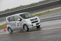 ホイールバランスを崩したタイヤの試乗は「ダイハツ・ムーヴ」で行われた。右前ホイールに50gの重りが装着されている。