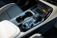 シフトセレクターの後方にはハイブリッド系のモード切り替えスイッチが、前方にはスマートフォンの無接点充電器「おくだけ充電」がレイアウトされる。