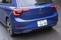 テールライトはよりワイドな形状に。ボディーとテールゲートのそれぞれに分割して搭載されるようになった。ウインカーは流れて点灯するタイプ。