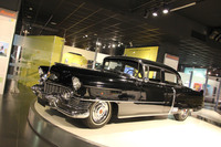 キャデラック車を欧州で目にすることはまれだが、1950～1960年代の、米国が輝いていた時代を象徴するブランドとして人々の脳裏に刻まれている。1954年「フリートウッド シクスティースペシャル」。2017年にトリノ自動車博物館の特別展にて。