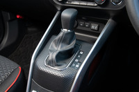 トランスミッションはベルト式CVTと遊星ギアを組み合わせた「デュアルモードCVT（D-CVT）」。ワイドな変速比幅と高い伝達効率を実現している。