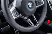 「X2 xDrive20i Mスポーツ」には、親指の輪郭に合わせたサムレストが備わるウォークナッパレザー仕立ての「マルチファンクションMスポーツレザーステアリングホイール」が標準で装備される。