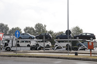 上の積載車にサービスエリアで再び遭遇。上段最後尾はトルコの工場で生産されている「フィアット・ティーポ」。