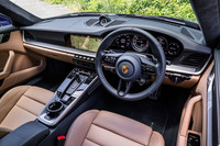 930型をモチーフにデザインされたという、最新の「911」に準じた水平基調のダッシュボード。試乗車ではオプションの「ブラッシュアルミニウムインテリアパッケージ」が選択されていた。