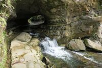 今回のルートでは、地球の磁場が逆転した時代の地層「チバニアン」が見られるスポットや、「遠見の滝」（写真）のある「養老渓谷観光センター」を通過。