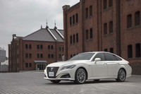 
	新型クラウンの開発に際しては、ドイツ・ニュルブルクリンク北コースでのテストを実施。国内専用車ながら、世界に通用するクオリティーが追求された。
	