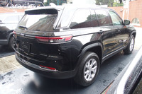 5人乗りとなる「グランドチェロキー」の外寸は全長×全幅×全高＝4900×1980×1810mm、ホイールベース＝2965mm。