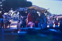 1987年当時にインドでポピュラーだった「ヒンドスタン・アンバサダー」の車窓からのスナップ。インドの路上はだいたいこんな感じで混沌（こんとん）としていた。当時、マルチスズキの「アルト」はまだ少なかった。ちなみにアンバサダーは、英モーリス社のセダン「オックスフォード」のノックダウン車で、かつてインドのタクシーといえばほとんどがこのクルマだった。