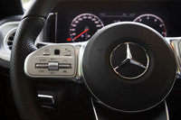 充実した運転支援システムも現行型「Gクラス」の特徴。操舵支援機能付きのアダプティブクルーズコントロールや、縦列駐車、並列駐車の双方に対応したパーキングアシストなどの機能が搭載される。