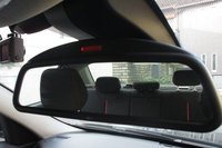 ルームミラー上の小さなオレンジ色の光が電源ONのしるし。