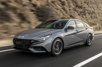 「ヒョンデ・エラントラ」。フロントマスクばかりでなく、サイドに施されたシャープなプレスラインにも注目。