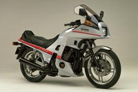 「ヤマハXJ650ターボ」（1982年）は、キャブレターと過給機を組み合わせていたのが特徴。ターボは三菱重工製のものが採用されていた。