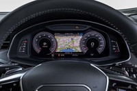 メーターパネル内には、高解像度12.3インチのカラー液晶フルデジタルディスプレイを設置。「アウディTT」から導入が始まった、各種情報を切り替え表示可能なバーチャルコックピットも標準装備されている。