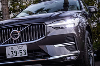 今回の一部改良で、フロントグリルや前後バンパーのデザインが変更された。フロントバンパー左右のエアインテーク形状で、新旧の見分けは容易だ。