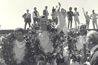 1968年の第2戦スペインGPにて、表彰台の中央に立つグラハム・ヒル。この年、ロータスはコンストラクターズタイトルを、ヒルはドライバーズタイトルを獲得した。