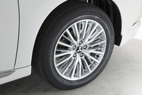 標準装着タイヤはオールシーズンタイヤの「トーヨーA24」からサマータイヤの「トーヨー・プロクセスR44」へと変更されている。「三菱エクリプス クロス」にも装着されているR44は、高いグリップ力と静粛性を特長としている。