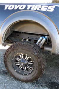 スペック上のサスペンショントラベルは、フロントが13インチ（約33cm）、リアが14インチ（約35.6cm）となっている。写真はアシが伸びた側のリアタイヤの様子。