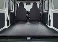 「e-ハイゼット カーゴ」の荷室。フロアの地上高はガソリンエンジン車と同じ630mmで、バックドアの開口幅は最大1345mm、開口高は1165mm、フロア長（奥行き）は2人乗車時で1965mmとなっている。