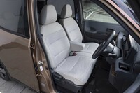 合皮とトリコットのコンビ表皮はオプションで、トリコットのみの仕立てが標準。立派なセンターアームレストが備わっている。