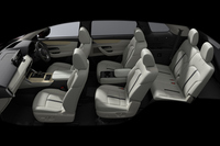 実車に感じた「マツダCX-80」のアドバンテージといえば、3列目シートを含む車内空間の居住性。「ラージプラットフォーム」のパッケージの妙と、全長4990mmというライバルより長いボディーによるものだ。