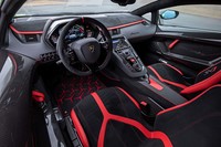 インテリアデザインは、「アヴェンタドール」をベースに、ドアパネルやフロア、センタートンネルなどをカーボンパネルに変更し、軽量化を図っている。シートや固定式のフロアマットも「SVJ」の専用アイテムとなる。