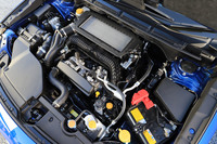 新開発の1.8リッター水平対向直噴4気筒ターボエンジン「CB18」。従来のエンジンよりロングストローク型となっており、また希薄燃焼によって燃費の改善を図っている。